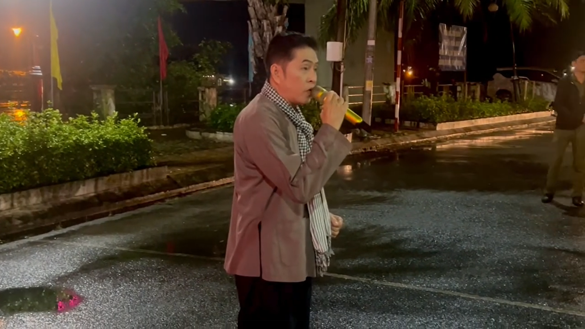 Tình Anh Bán Chiếu