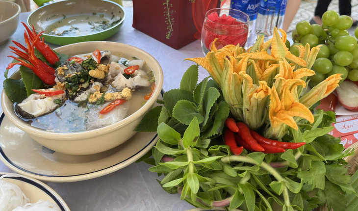 Du lịch Ngã Bảy trong 2 ngày 1 đêm có gì thú vị?- Ảnh 2. Món canh chua mận được chế biến từ nguyên liệu bản địa dồi dào, ngon bổ gợi nhớ hương vị mẹ làm - Ảnh: LAN NGỌC