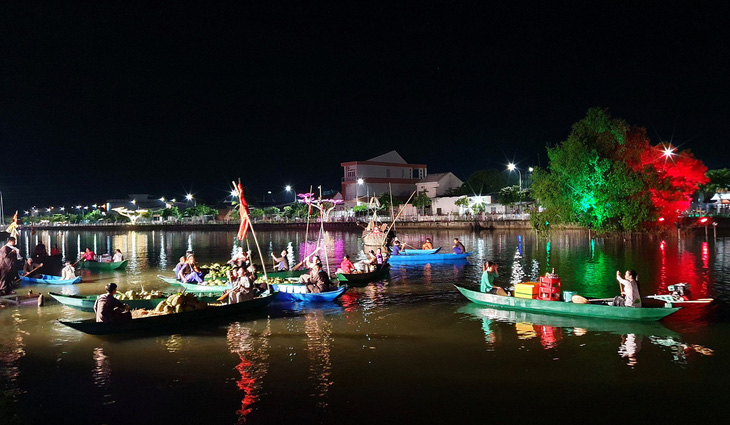 Du lịch Ngã Bảy trong 2 ngày 1 đêm có gì thú vị?- Ảnh 4. Ngã Bảy về đêm lung linh hút mắt du khách - Ảnh: TRUNG PHẠM